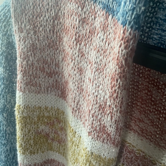 Gently used sweater - Picture 3 of 3